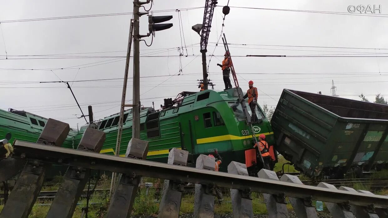 Поезд томск бийск. Перегон орловка кубанская староминская. Столкновение поездов с автотранспортом,. Новости про поезда сегодня. Крушение поезда новосибирск адлер 2013.