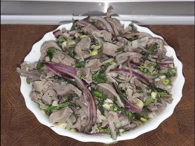 Маринованные куриные желудочки. Салат с пупками куриными. Закуска из куриных желудков. Маринованные куриные желудки.