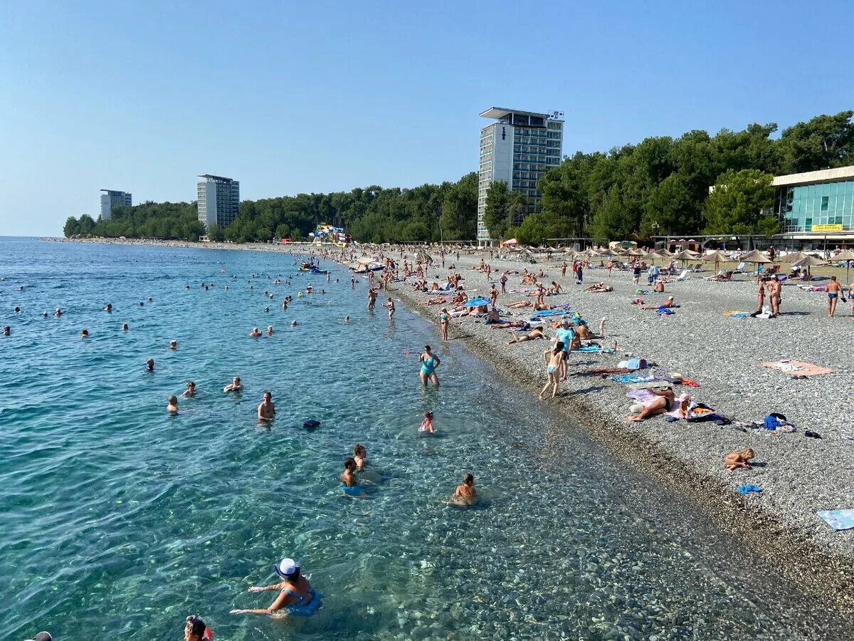 Море абхазия пицунда. Набережная Пицунда Абхазия. Курорт Пицунда Абхазия набережная. Центральный пляж Пицунды Абхазия. Пляж Бичвинта Пицунда.