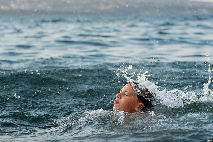 Почему задыхается вода. Ребенок захлебнулся в море. Человек захлебнулся водой. Человека уносит течением.