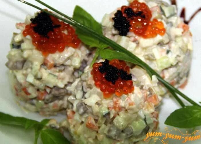 оливье с раковыми шейками и икрой. оливье с раковыми шейками и икрой. оливье с раковыми шейками. салат с раковыми шейками. оливье с раковыми шейками и икрой.