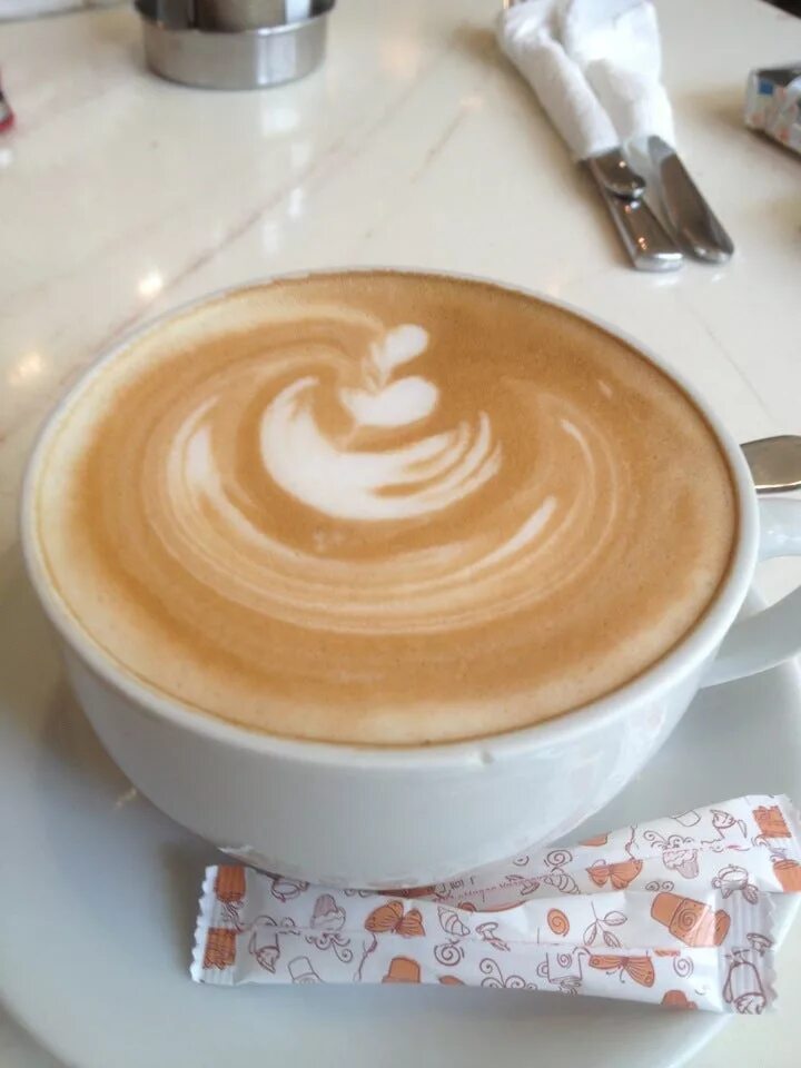 Cosmic latte кофейня. Маленькое капучино. Маленькое капучино. Капучино с карамелью. Чашка "на стол".