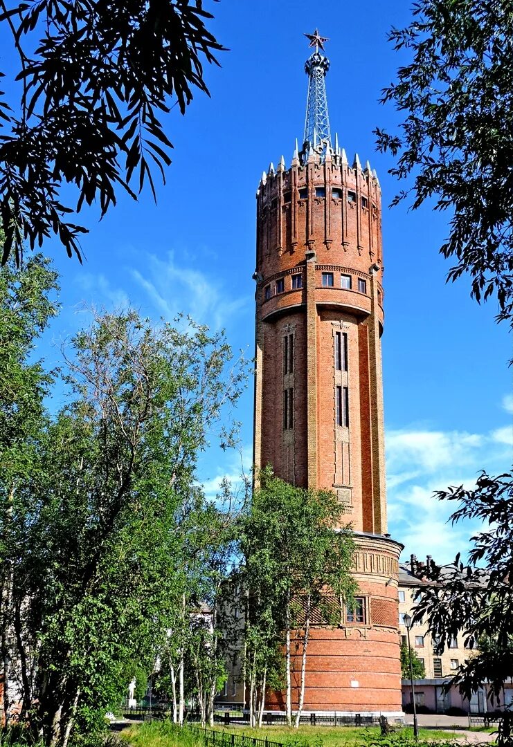 Суурхузенская башня. Республика коми инта водонапорная башня. Башня г. Башня г. Водонапорная башня инта история.