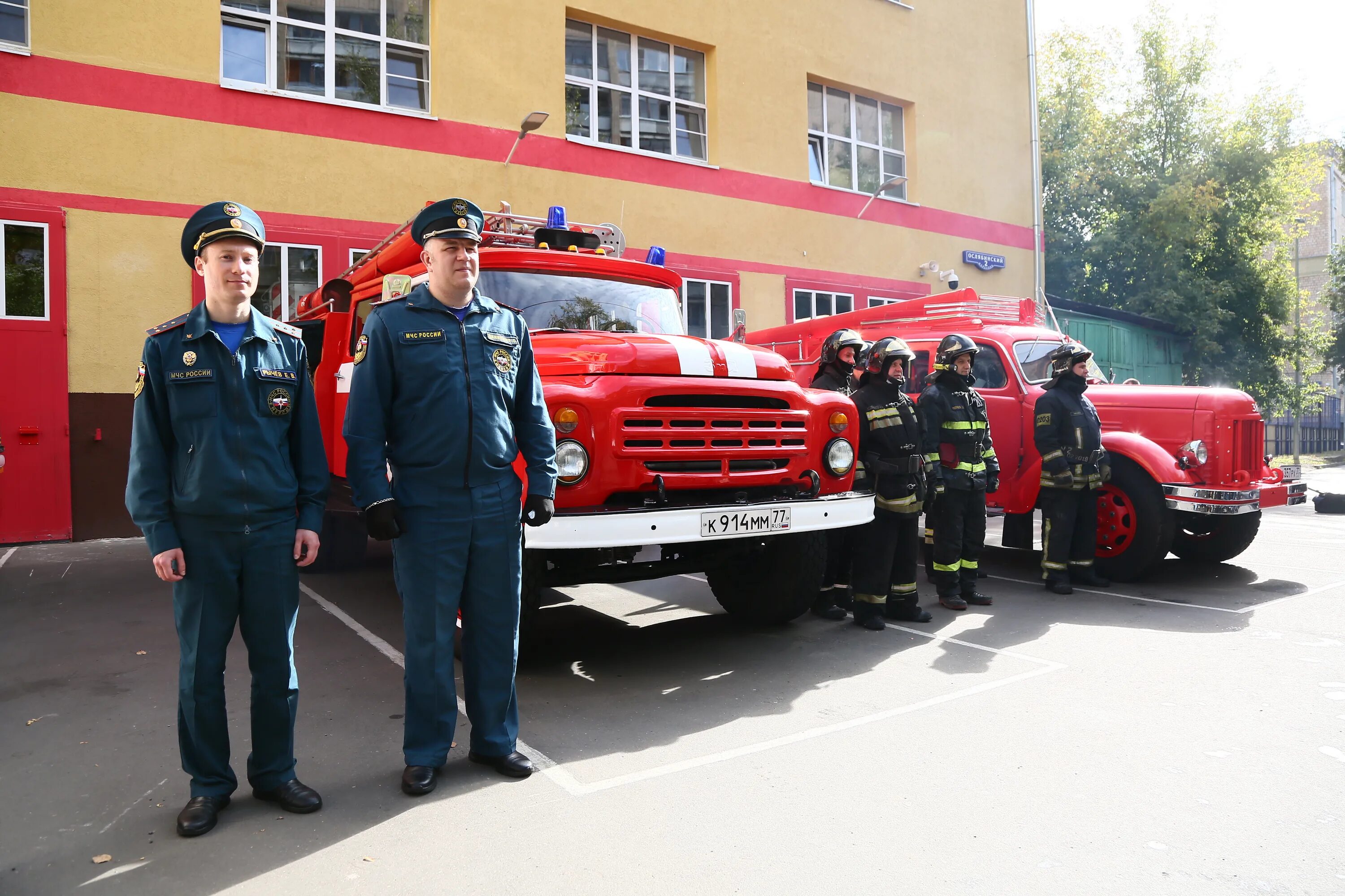 Машина пожарная МЧС России. Пожарная охрана МЧС России. Москва пожарная охрана ЗИЛ. Пожарники МЧС России Москвы.