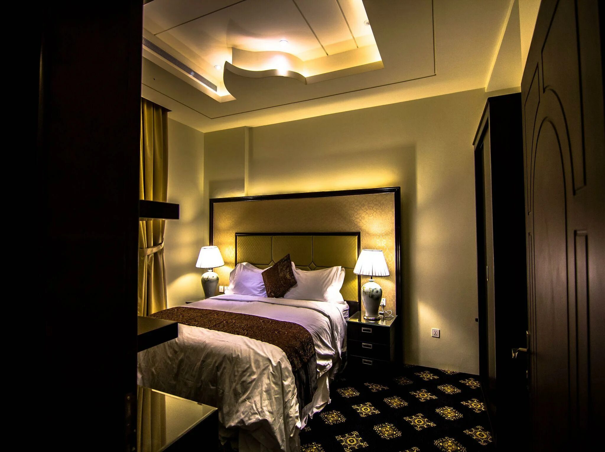 отель ночью. номер гостиницы ночью. уютный номер в отеле. номер в гостинице ночью. гостиница ривьера казань.