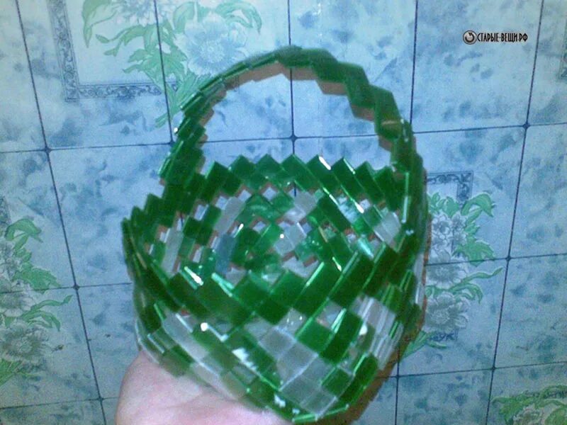 плетеная корзина из пластиковых бутылок. плетёный корзины их пластиковых бу. корзинки из пластиковых бутылок. корзинки из пластиковых бутылок. плетеная корзина из пластиковых бутылок.