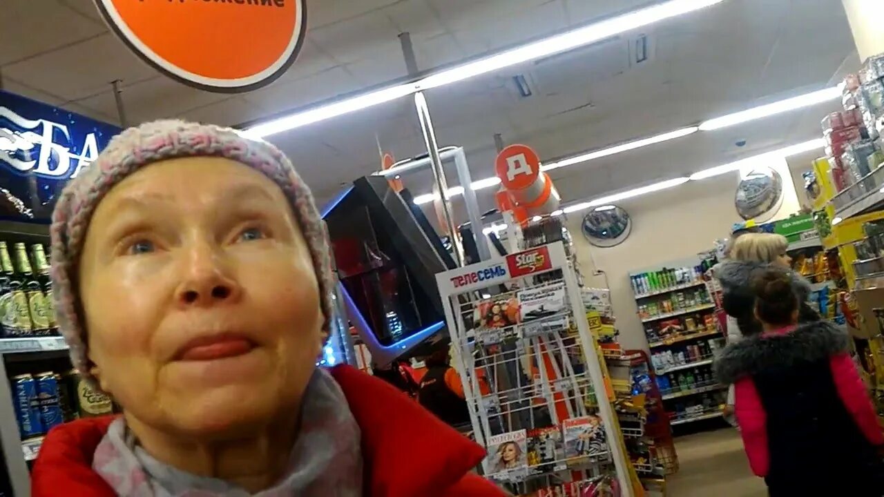 Бабка в магазине. Сумасшедшая бабка в магазине. Старушка в супермаркете. Чокнутая бабка в магазине.