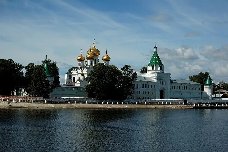 Кострома фото города достопримечательности. Ипатьевский монастырь вид с Волги. Кострома достопримечательности Волга. Ипатьевский монастырь торговые ряды. Торговые ряды Кострома Ипатьевский монастырь.