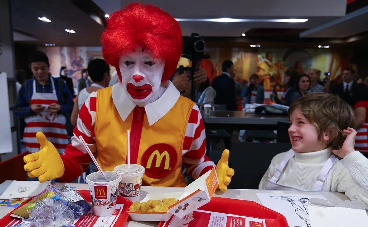 Mcdonald's russia. Макдональдс. Новый макдональдс. Макдак в России. Макдональдс картинки.