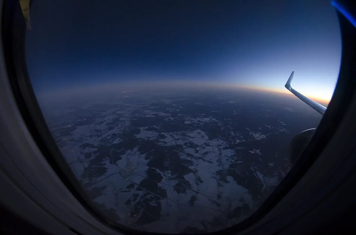 Земля в иллюминаторе картинки. Вид из самолета. Вид из иллюминатора на землю. Вид с окна самолета. Земля из иллюминатора самолета.