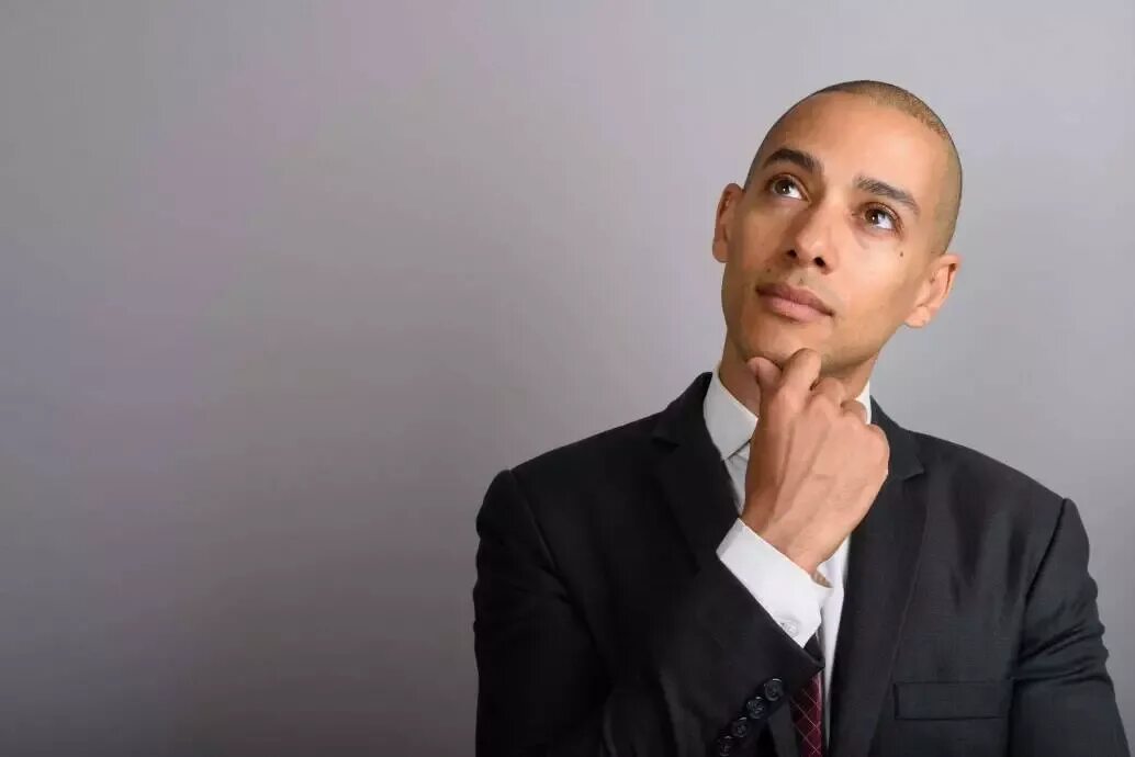 лысый бизнесмен про бизнес с недвижимостью. лысый бизнесмен. бизнесмен лысый на фоне машины. лысый бизнесмен. лысый телохранитель.