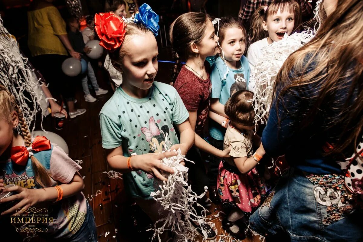 Бумажная вечеринка для взрослых. Бумажное шоу на детский праздник. Танцевальная вечеринка для детей. Дискотека для детей 9 лет. Новогодняя вечеринка для детей.