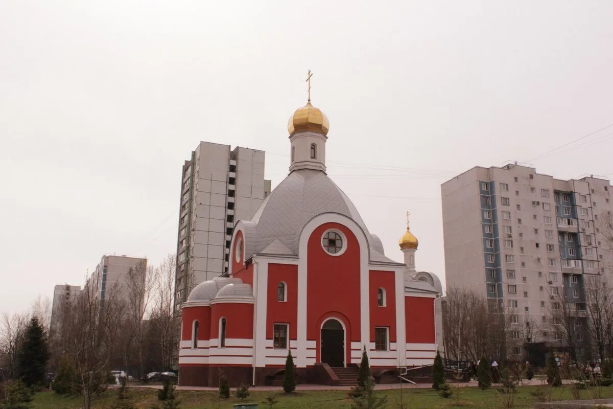 храм входа господня в иерусалим в бирюлево. храм на михневской улице. храм бело-красный в бирюлево. храм входа господня в бирюлево. церковь в бирюлево восточное.
