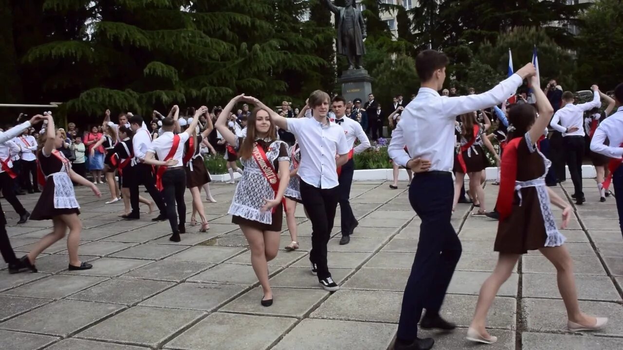 Вальс на выпускной на английском. Г Алушта школа 2. Школа 2 Алушта выпускники. МОУ школа лицей 1 г Алушта. Вальс выпускников.