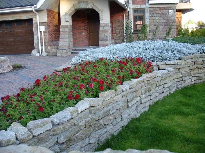 Клумба из природного камня фото Pin by Ly Lam on cour Landscaping retaining walls, Sloped backyard landscaping,