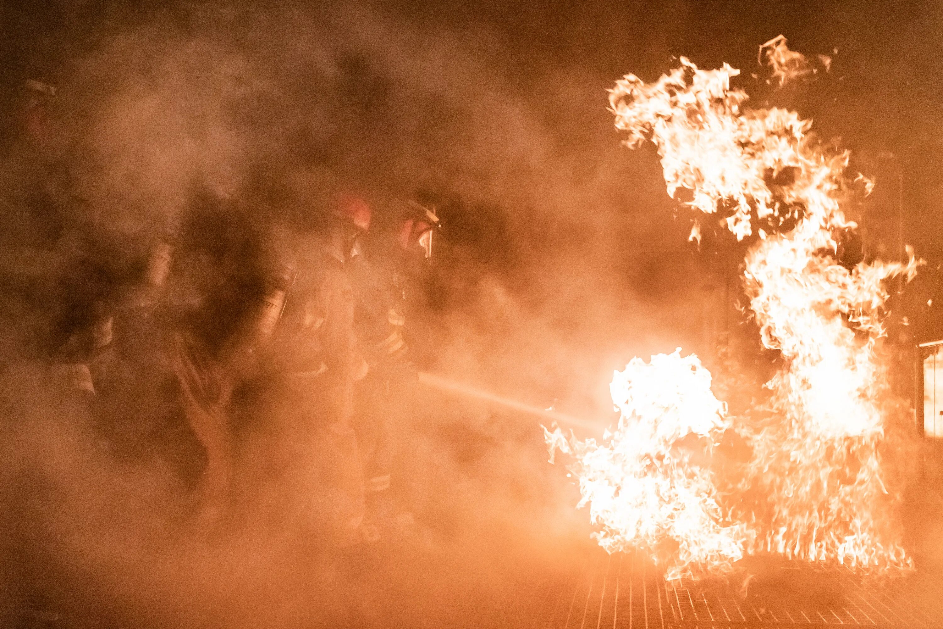 Пожар. Started burning. Burning mercedes. Started burning. Started burning.