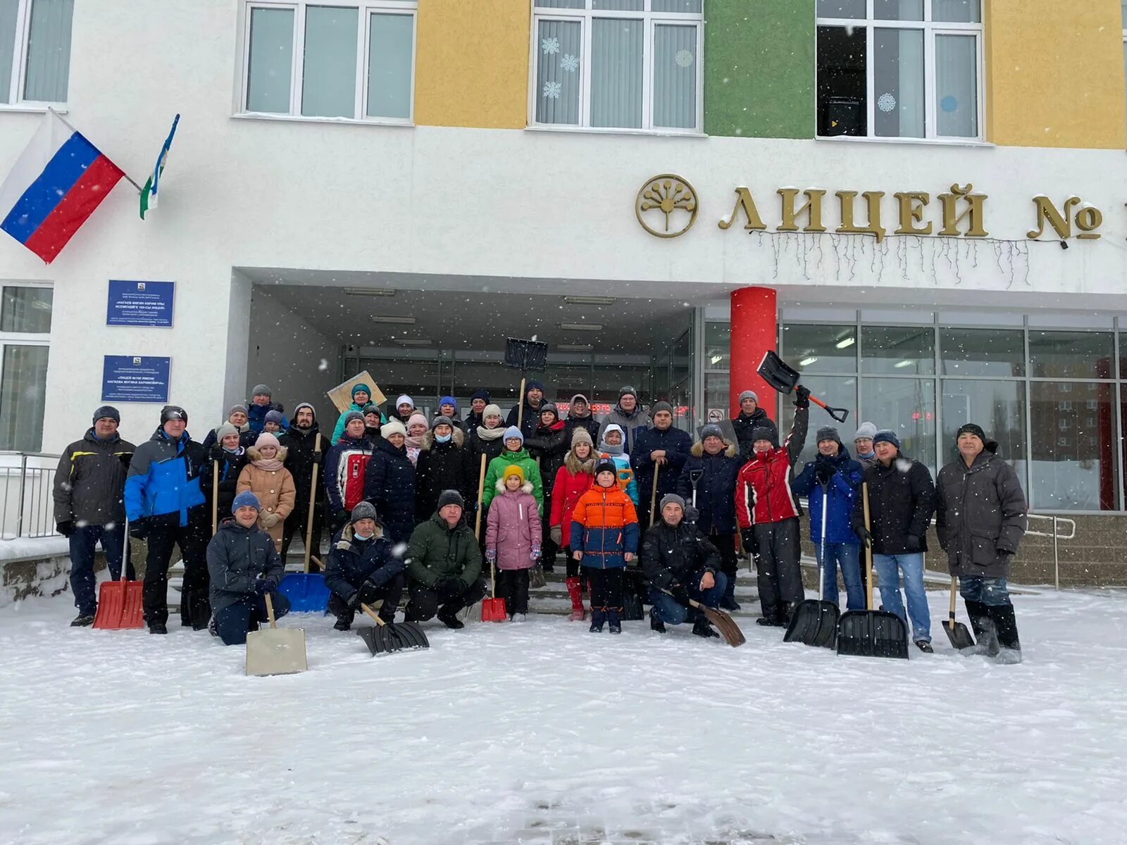 Директор 160 лицея уфа. Гимназия 160 уфа. 160 лицей уфа. Лицей 160 линейка. Директор 160 лицея уфа.