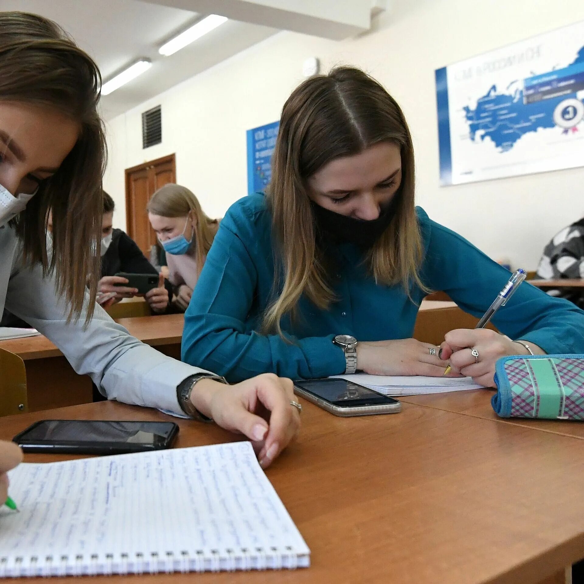 Учусь очно и работаю официально