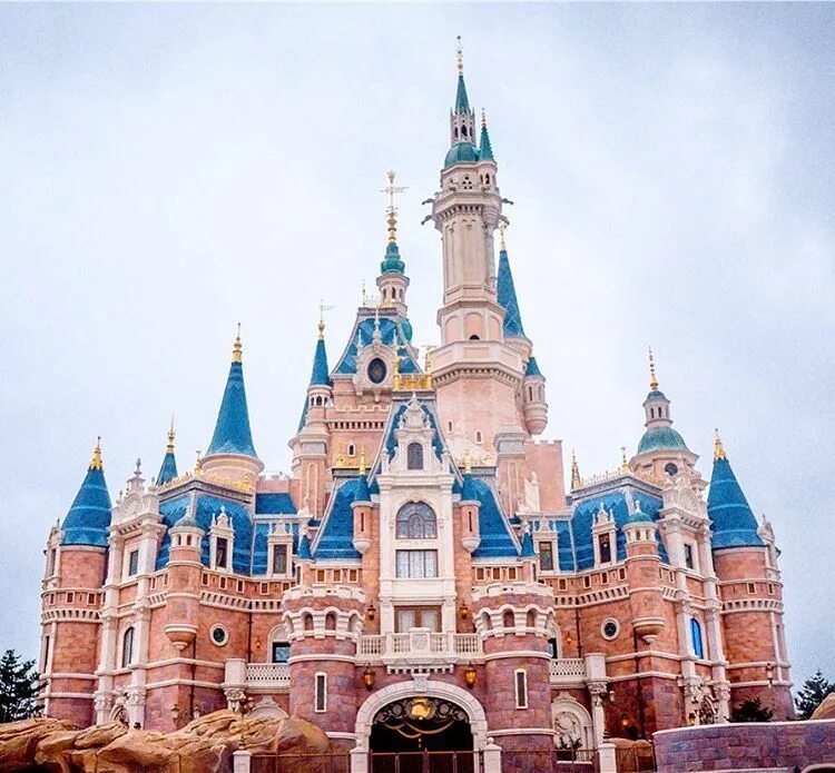 Замок диснейленд. Замок Золушки Диснейленд Париж. Замок Дисней Шанхай. Диснейленд замок Золушки внутри. Диснейленд (Шанхай) парки развлечений Walt Disney.