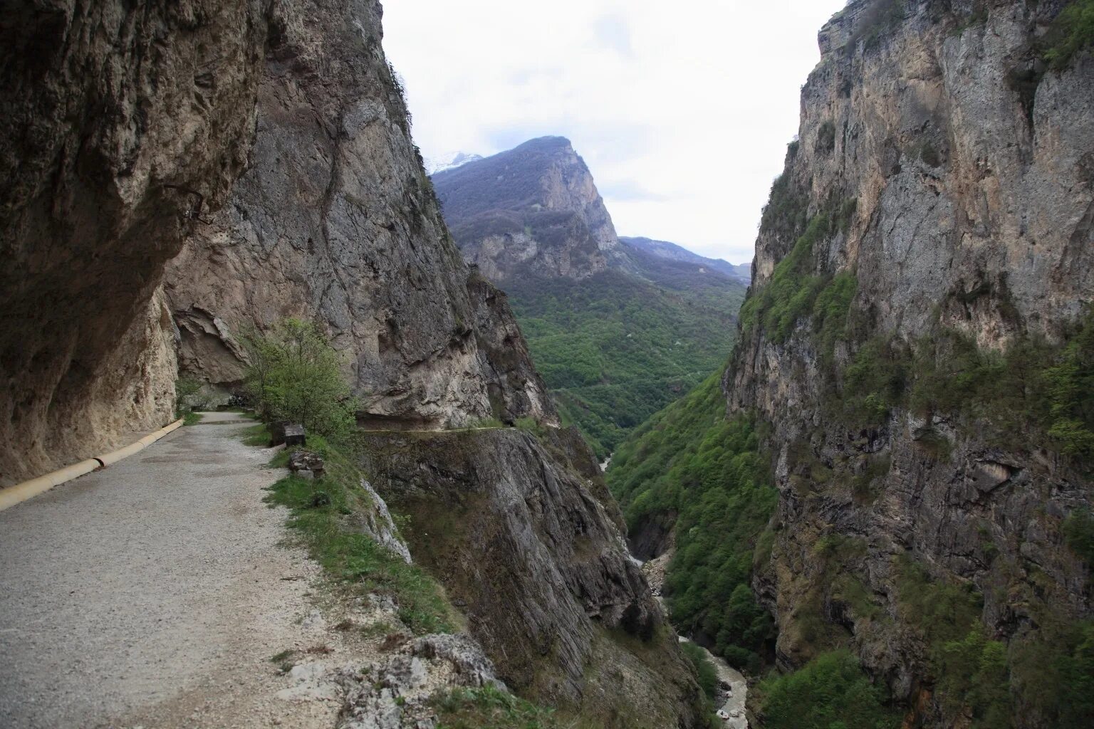 каньон белые скалы сочи фото. узкое ущелье«долины царей». кату ярык ущелье. ущелье времени. каньон реки дадес марокко.