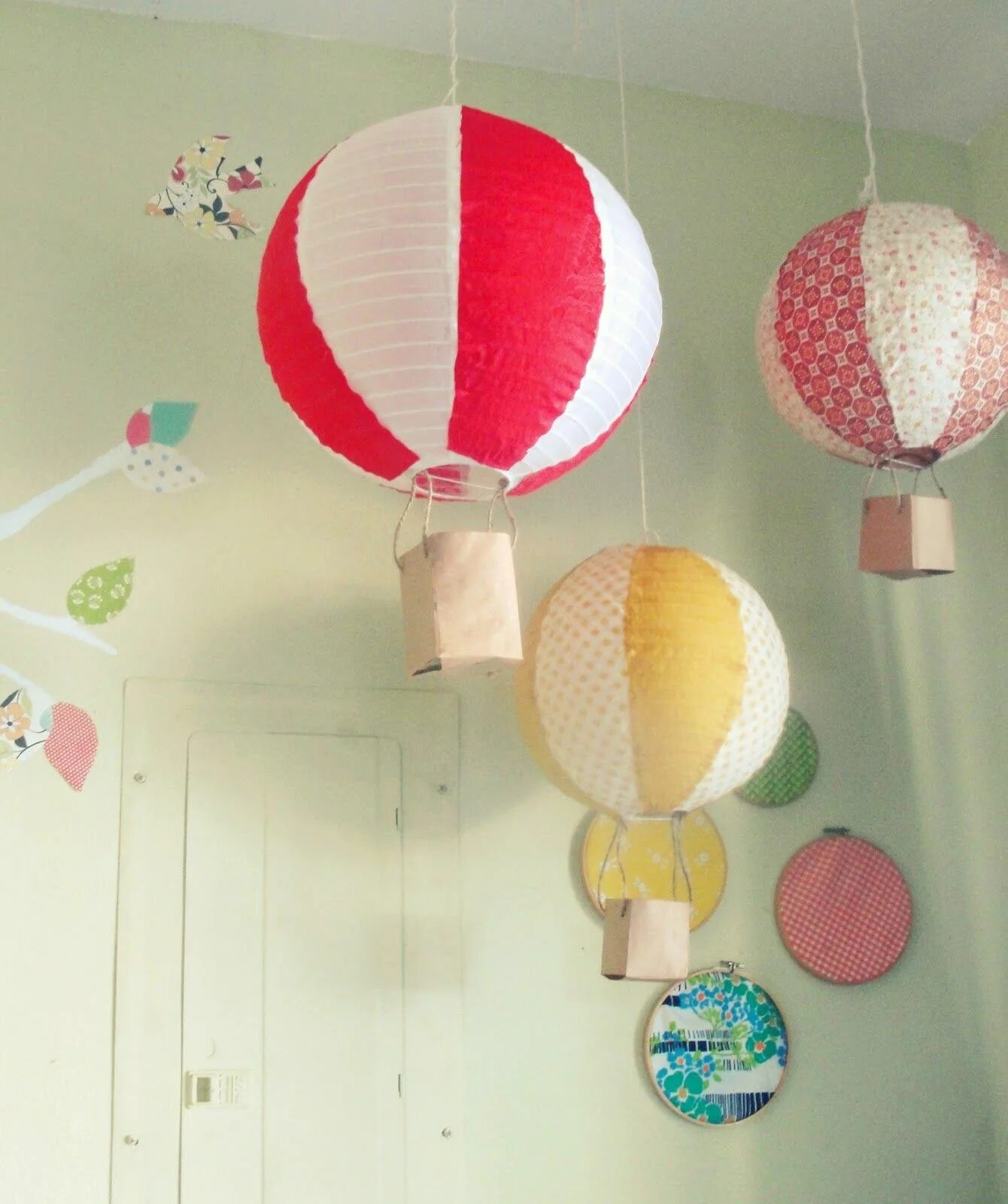 Бумажные украшения для комнаты. Поделка воздушный шар с корзиной. Поделка из бумаги воздушный шар с корзиной. Воздушный шар декорация.