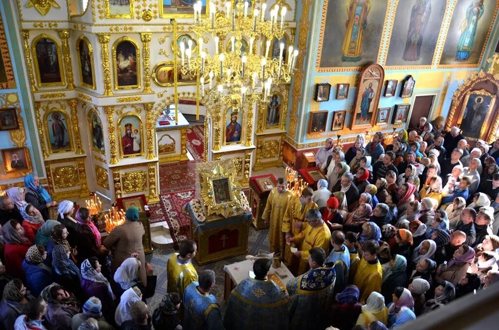 Прихожане в храме. Церковный приход. Храм внутри человека. Церковь внутри с людьми.