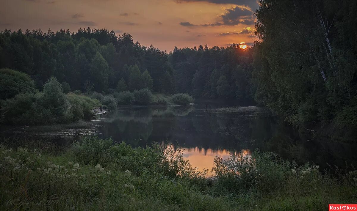 Река Иреек Борисовский. Зеркало Затона. Брезжит свет на заводи речные. Заводь реки вечером. Румянит сетку небосклона