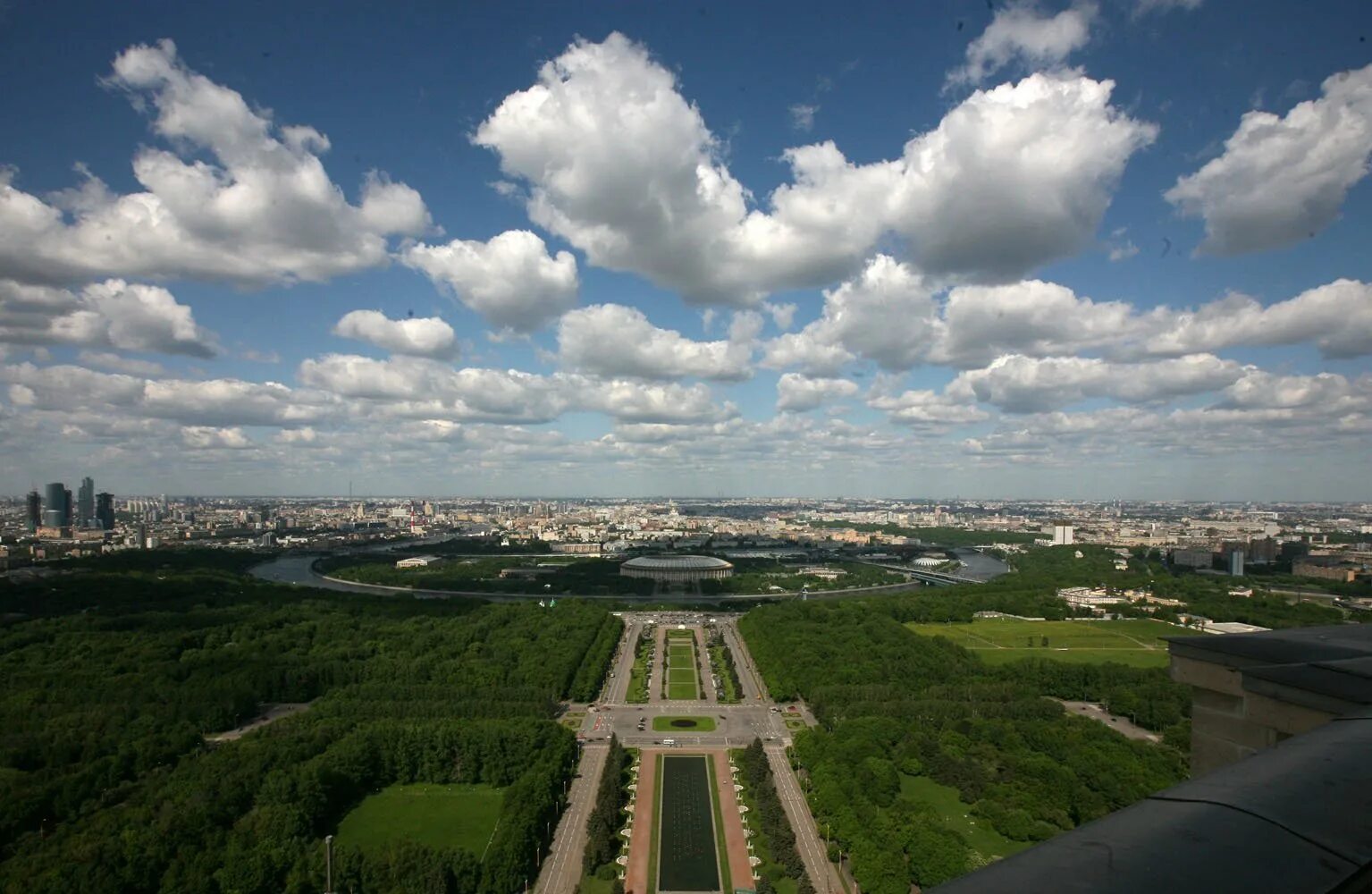 Воробьевы горы москва площадка. Смотровая МГУ(воробьёвы горы). Парк Воробьевы горы МГУ. Смотровая площадка около МГУ. Парк Воробьевы горы смотровая площадка.