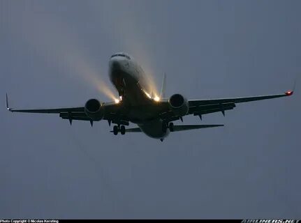 Самолеты принимают