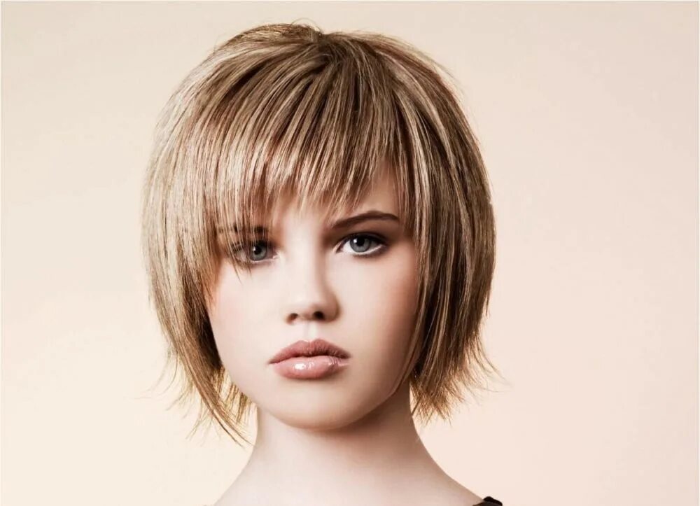 Стрижка боб каскад каскад на короткие волосы. Стрижки на полудлинные волосы для женщин. Стрижка женская каре градуированное. Стрижки для круглого лица. Стрижка градуированное каре каскад боб.