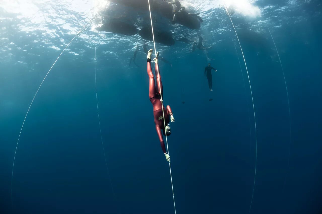 Мировой рекорд по погружению без акваланга. Фридайвинг картинки. Глубина погружения. Поплавок в океане. Глубоководное ныряние.