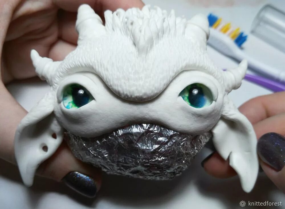 Смешанная техника игрушки мех глина. Игрушки в смешанное технике. Мягкие игрушки в смешанной технике. Полимерная глина мех монстрики. Игрушки из полимерной глины в смешанной технике.