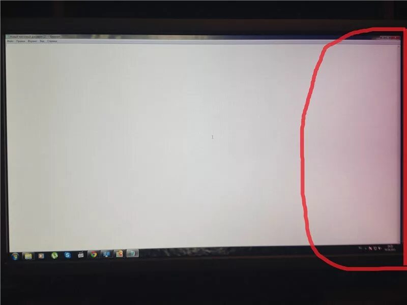 На экране ничего не видно. Черное пятно сбоку на матрице ноутбука Acer. Полосы на матрице ноутбука. Полосы по краям монитора. Черный экран с полосками.