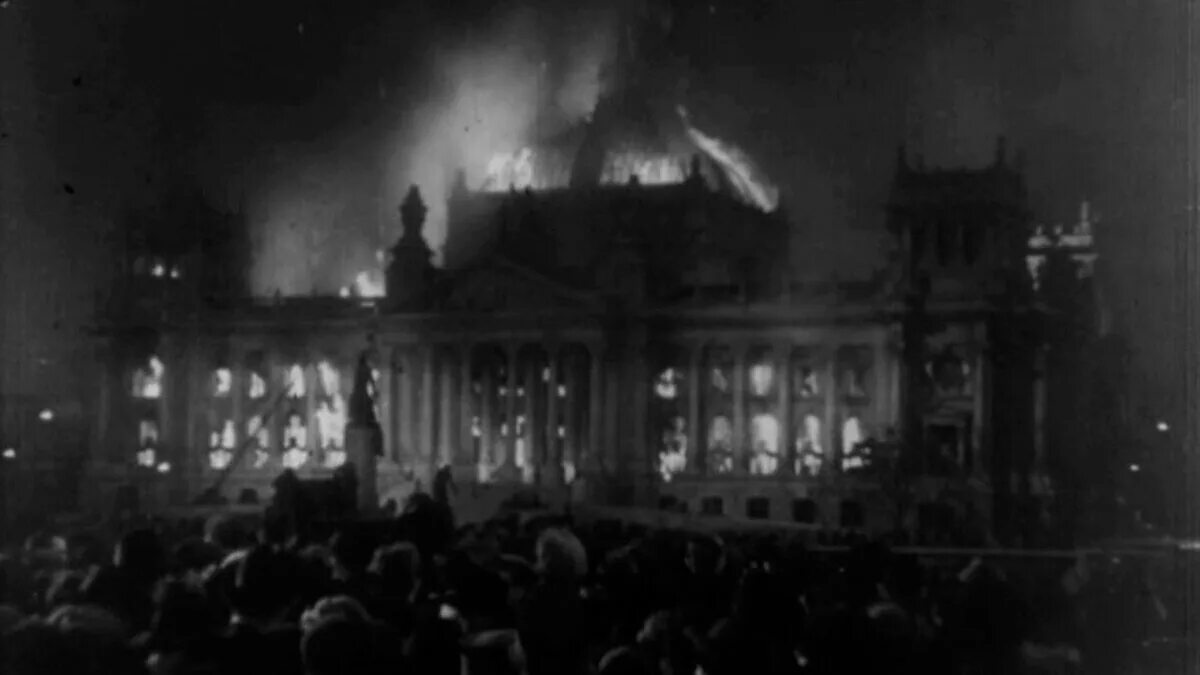 Поджог рейхстага 1933. 27 февраля 1933 года поджог рейхстага. Рейхстаг здание 1933. Берлин рейхстаг 1933. Рейхстаг в огне.