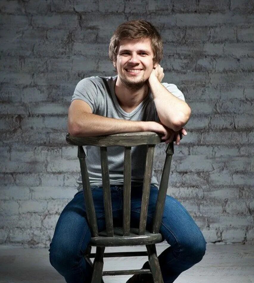 йен сомерхолдер hd. фото парень на стуле. мужчини сдяший на сьул. фото парень на стуле. фото парень на стуле.