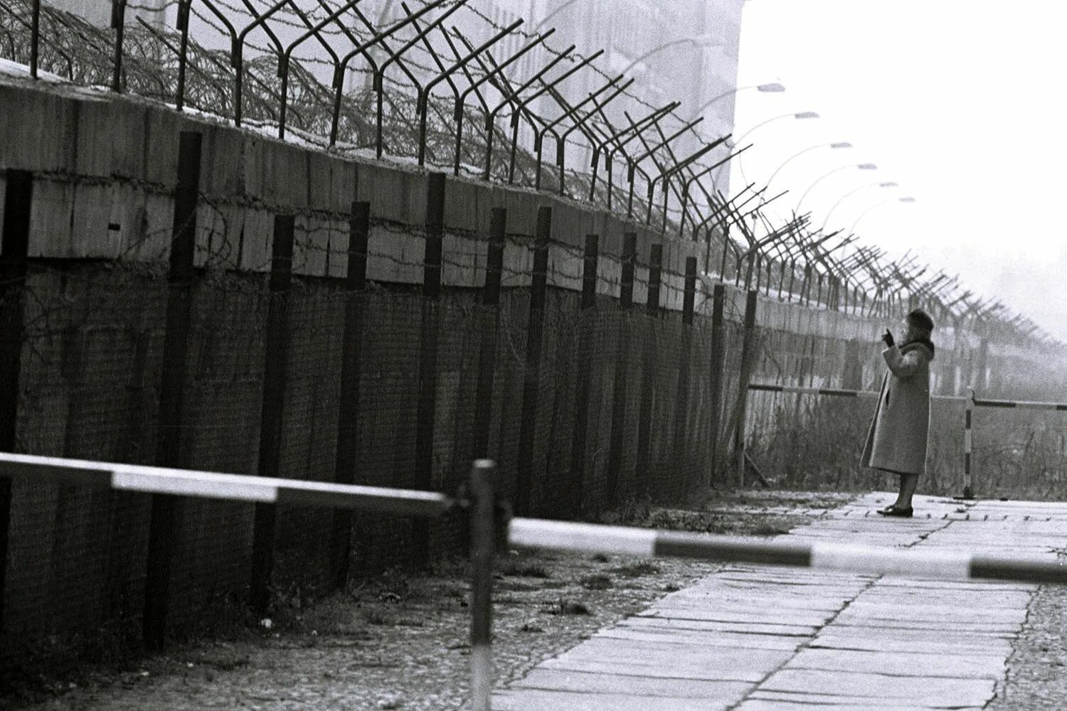 Они плотной стеной. Германия Берлин Берлинская стена. Берлинская стена 1961-1989. Берлинская стена между ФРГ И ГДР. Берлинская стена 1989.