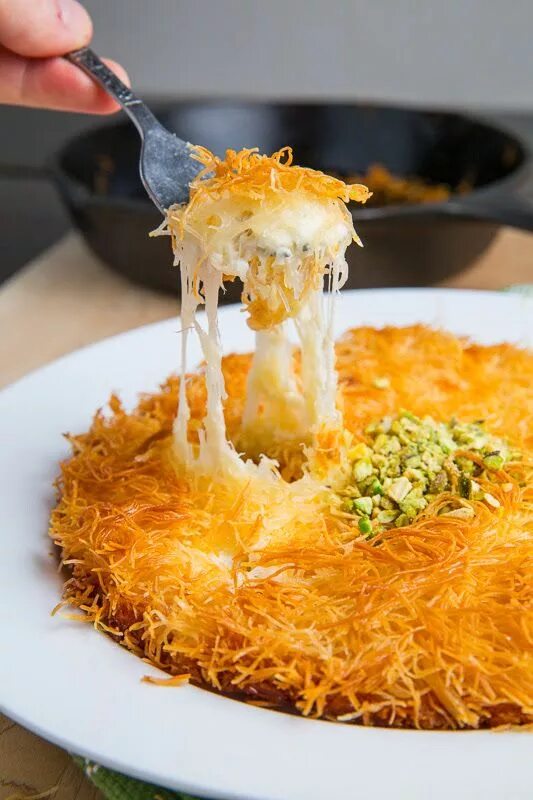 Тесты блюд из сыра. Кюнефе турецкая. Турецкий десерт кюнефе. Египетская сладость кунафа. Кюнефе с дондурмой.