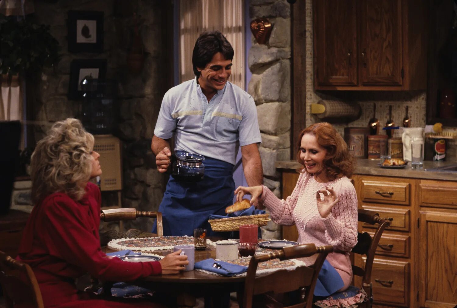 кори хэйм и алиса милано. кто тут босс. Who's the boss сериал. мона из кто здесь босс. тони данза кто здесь босс.