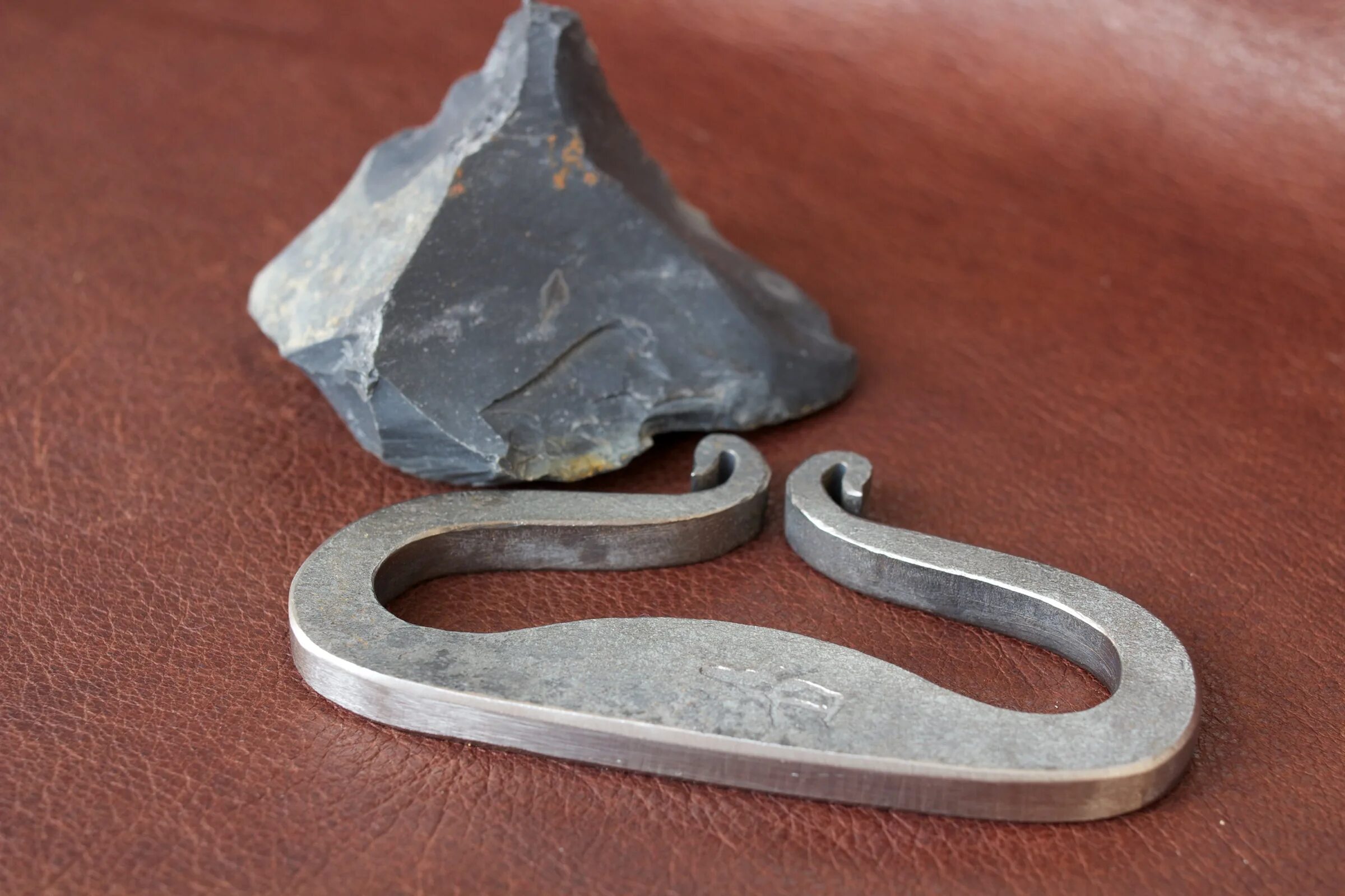 Кремень камень. Кремень камень для высекания огня. Кремень или халцедон. Камень для высекания огня 7. Огниво кресало и кремень трут.