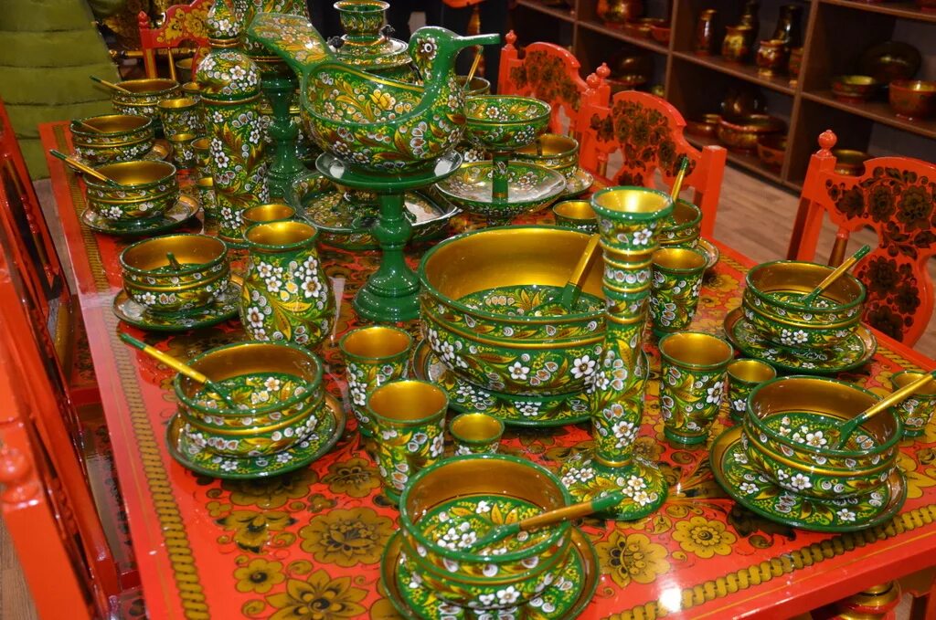 народные художественные промыслы. процесс росписи семеновской матрешки. народные промыслы подмосковья презентация. народные ремесла и промыслы подмосковья. похлово-майдансая роспись.