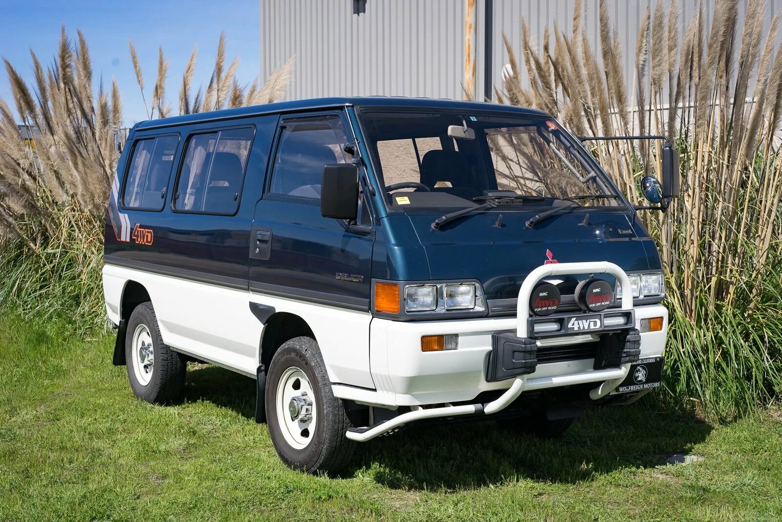 Митсубиси 1990. Mitsubishi Delica l300. Митсубиси Делика 1990. Митсубиси Делика 1986. Mitsubishi Delica 300 турбо.