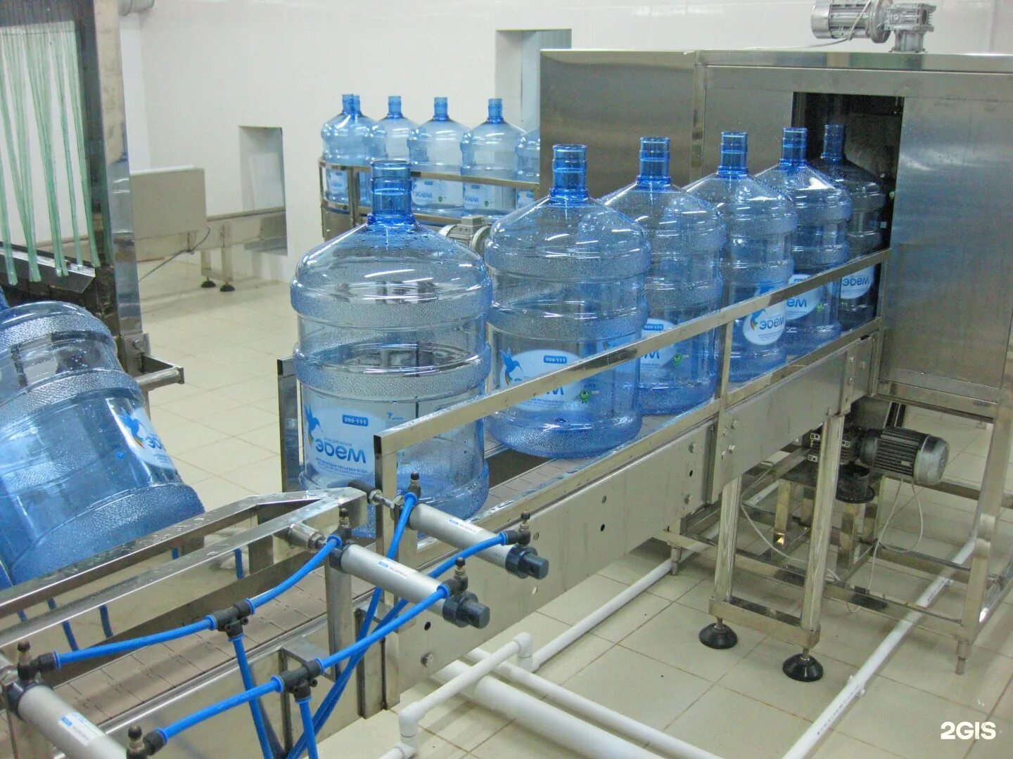 Вода в благовещенске купить. Завод по производству бутилированной воды. Производство бутилированной воды цех. Цех розлива воды. Розлив минеральной воды.