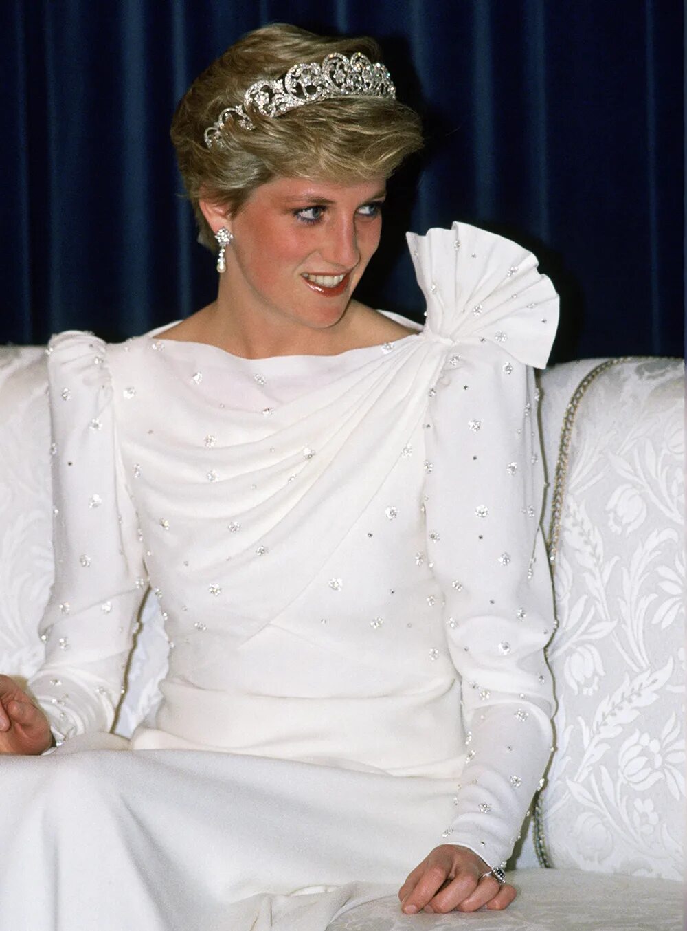 Наряды дианы принцесса диана. Принцесса диана в платье от версаче. Лучшие наряды кэтрин принцессы уэльской. Принцесса диана 1990. Принцесса диана в голубом платье.