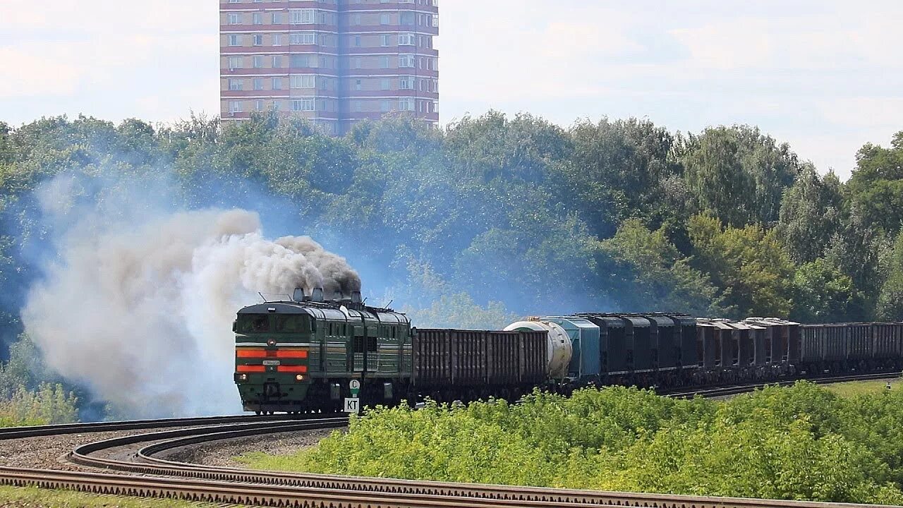 Поезда со звуком. Тепловоз 2тэ116 дымит. 2тэ116 задымил. Тепловоз 2тэ116 черный дым. Тепловоз 2тэ10 с цистернами.