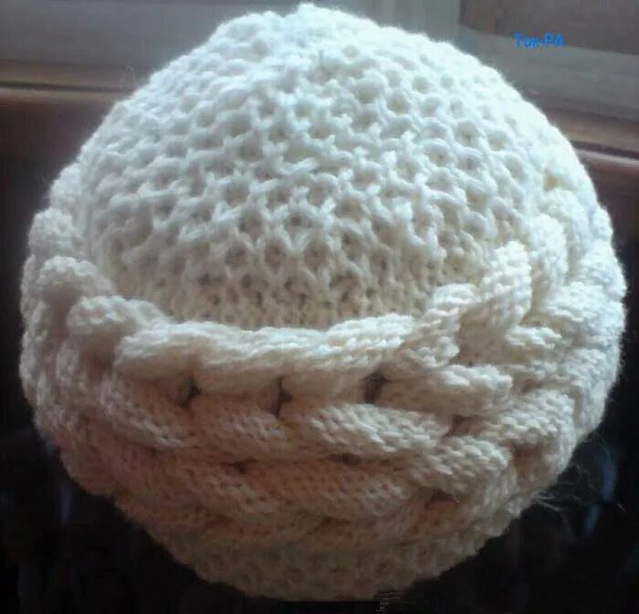 Вязаная шапка с косичками. Шапка с поперечными косами. Шапка с поперечными косами спицами. Шапка спицами с поперечными косами. Вязаные шапки с поперечными косами.