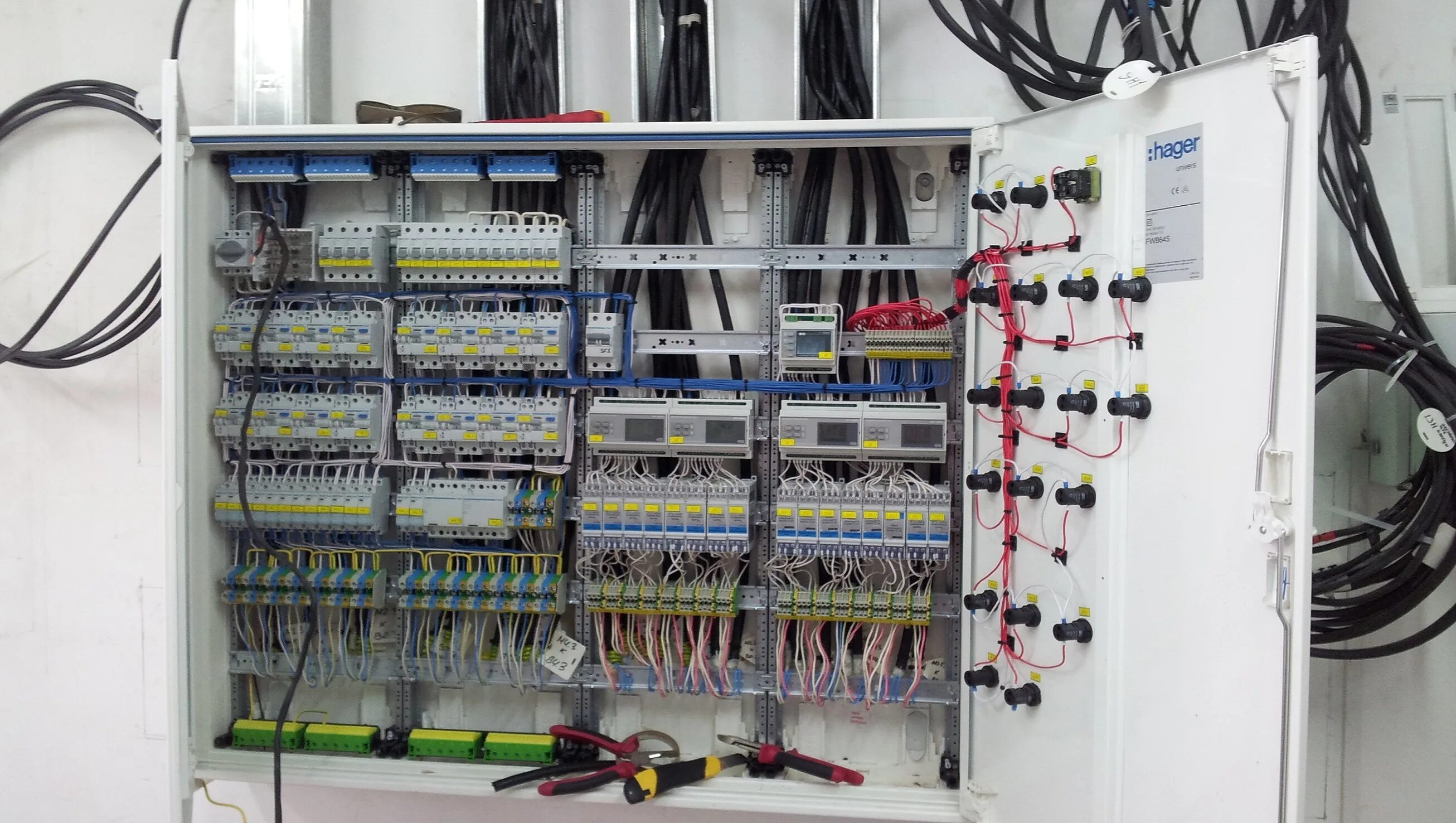 электромонтер. электромонтер. электрик. электромонтаж в квартире. материалы для электромонтажа.