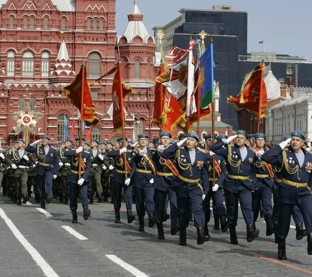 Красная площадь 10 мая. День Победы парад. Парад 9 мая в Германии. Марш с флагом. Когда перенесли парад на 9 мая.