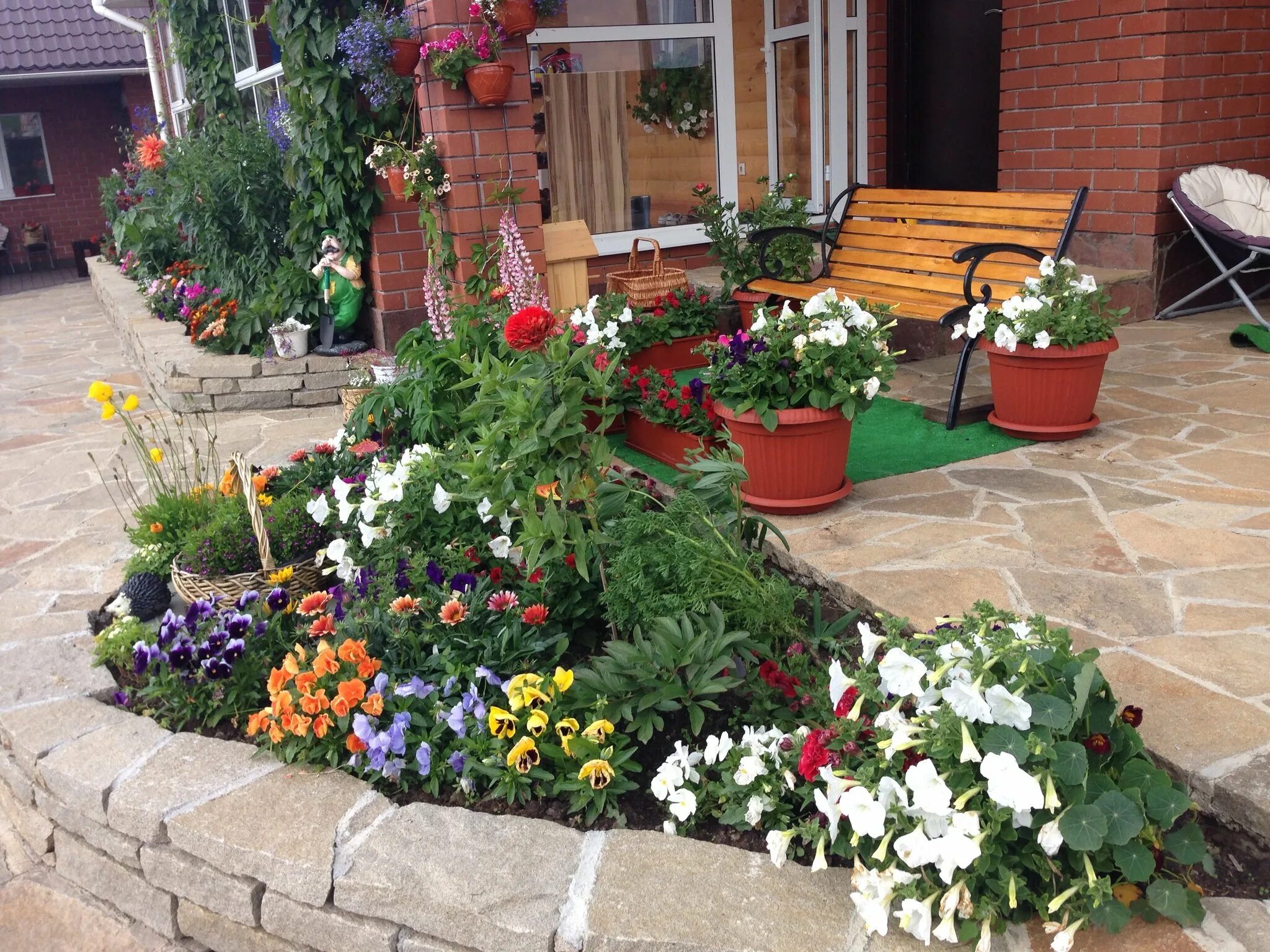 Красивые клумбы. Палисадники клумбы лужайки. Красивые цветники. Клумба перед домом. Красивая клумба во дворе дома.