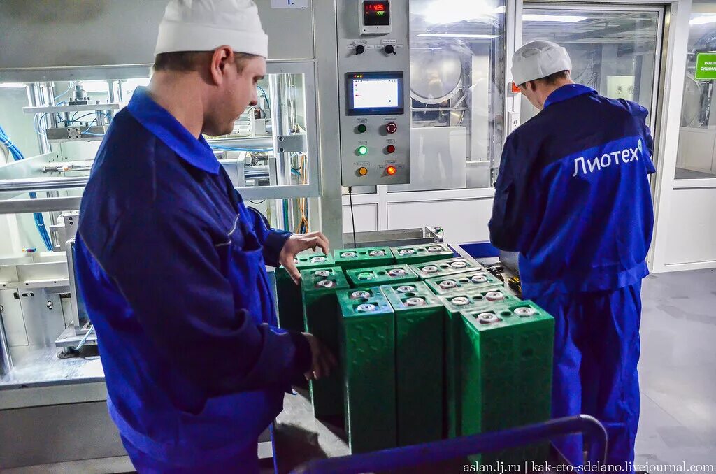 Мужик с завода. Сотрудники завода. Аспирационная система вентиляции. Завод по производству компьютеров. Машиностроительный завод армалит.