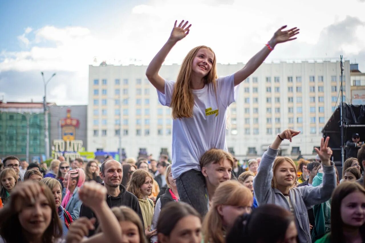 Молодежь. День молодежи Мурманск 2022. С днем молодежи. Парад молодежи в Москве.